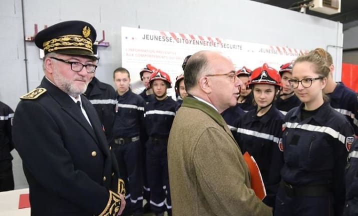 Christophe Bay (à gauche) accompagne Bernard Cazeneuve, alors ministre de l'Intérieur, lors d'une rencontre avec des pompiers en 2015.
