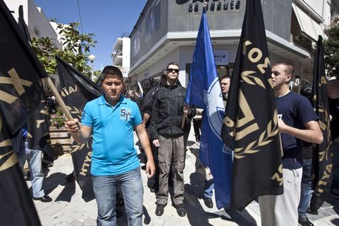 Lors d'une marche de jeunes militants d'Aube dorée dans le centre d'Athènes en avril 2012.