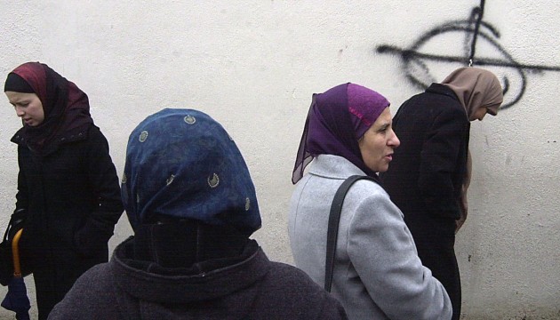 Graffiti à caractère raciste sur un mur de la salle de prière musulmane de Seynod, 06/03/04 (JP CLATOT/AFP)