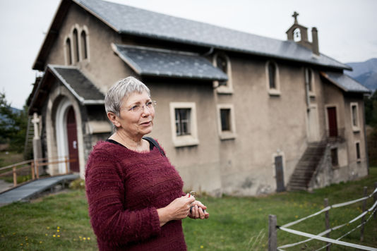 C’est suite à une exposition de l’artiste plasticienne Betsie Pequignot dans cette chapelle sur le plateau Matheysin que le CARM (Collectif d’accueil des réfugiés en Matheysine) a été créé.