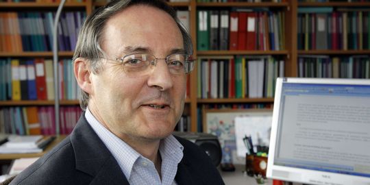 François Héran, l'ancien directeur de l'Institut national d'études démographiques (INED), et président du Comité pour la mesure et l'évaluation de la diversité et des discriminations (Comedd), le 4 février 2010 à Paris dans son bureau.