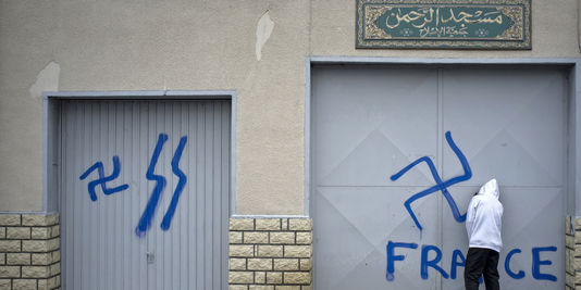 Un tag sur une mosquée de la banlieue de Lyon.