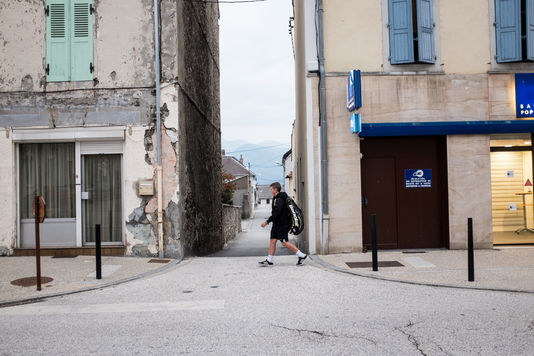 Dans les rues de La Mure, petite ville de 5 000 habitants où est né le CARM.