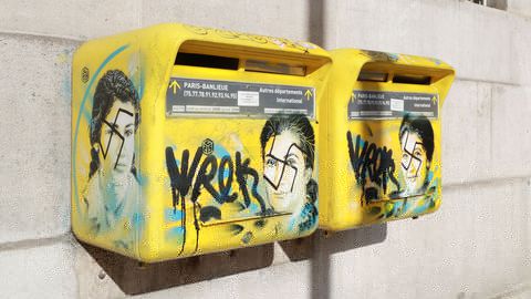 Le portrait de Simone Veil sur une boîte aux lettres recouvert de graffitis antisémites, le 11 février 2019 à Paris.