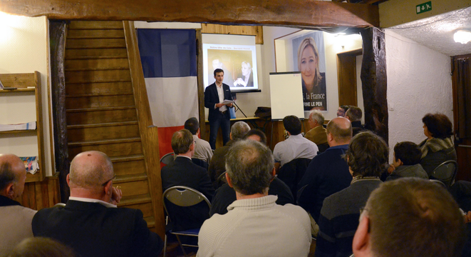 Clément Brieda, directeur de campagne de B. Monot, animant une réunion de travail à Blois, en février, en amont des européennes.